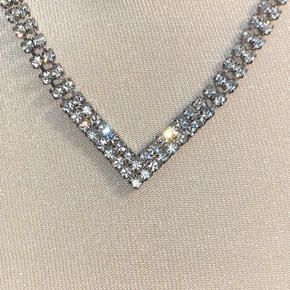 Fabulous vintage V shaped rhinestone necklace. - Picture 5 of 11